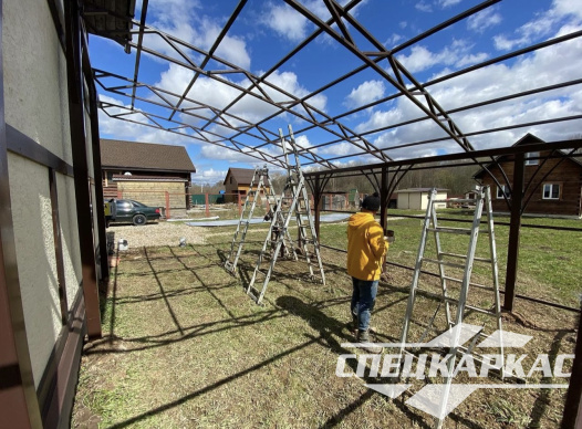 Навес из поликарбоната к дому для автомобиля с закрытыми стенками №35 - фото 1310
